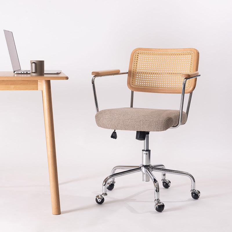 背面に抜け感のある人工ラタンを使用したデスクチェア オフィスチェア