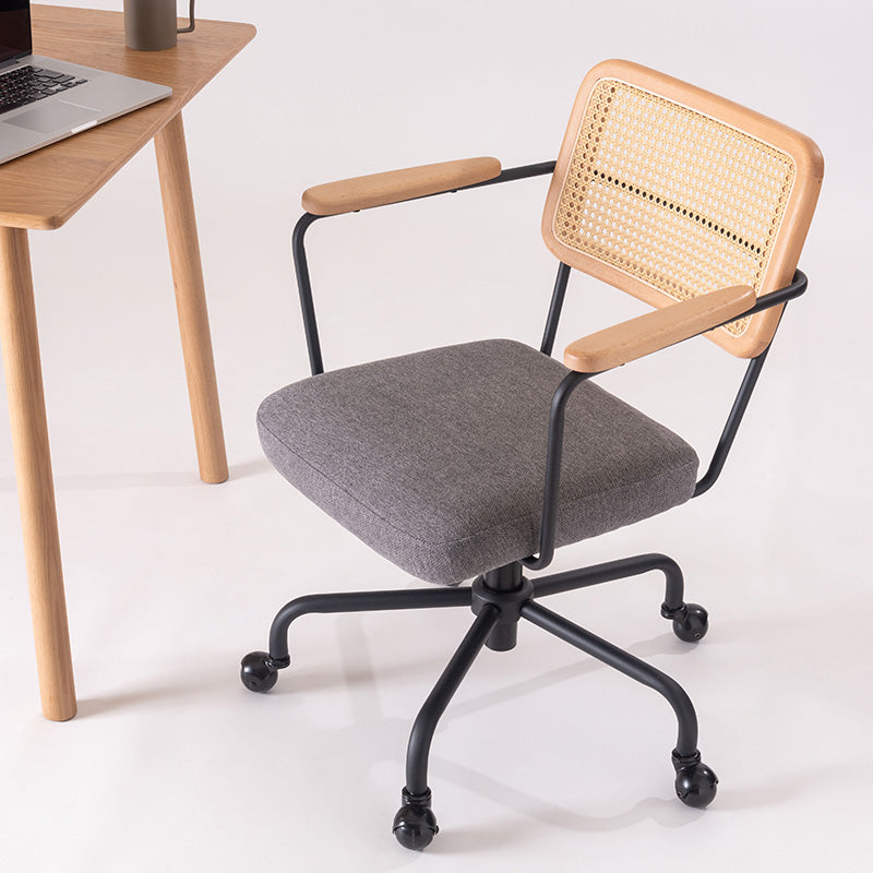 背面に抜け感のある人工ラタンを使用したデスクチェア オフィスチェア