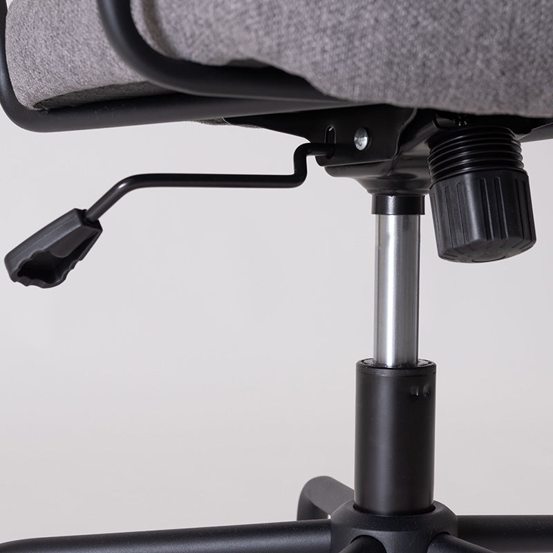 背面に抜け感のある人工ラタンを使用したデスクチェア オフィスチェア