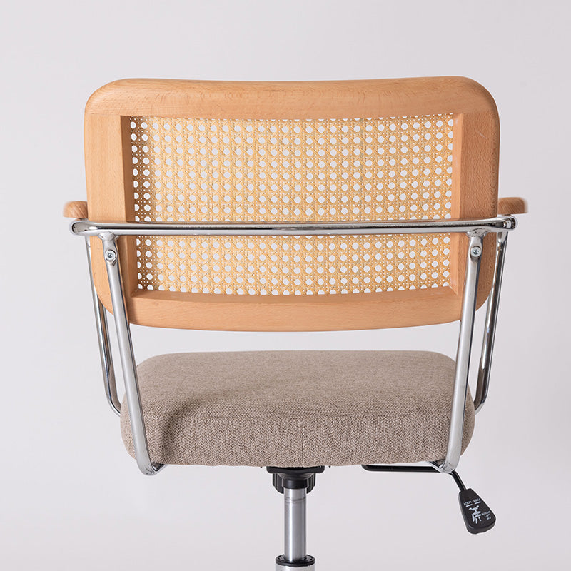 背面に抜け感のある人工ラタンを使用したデスクチェア オフィスチェア