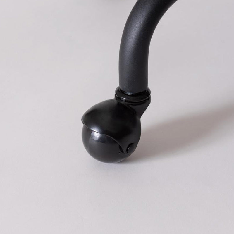 背面に抜け感のある人工ラタンを使用したデスクチェア オフィスチェア