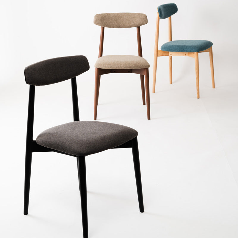 アームレスでスッキリとしたデザインのダイニングチェア