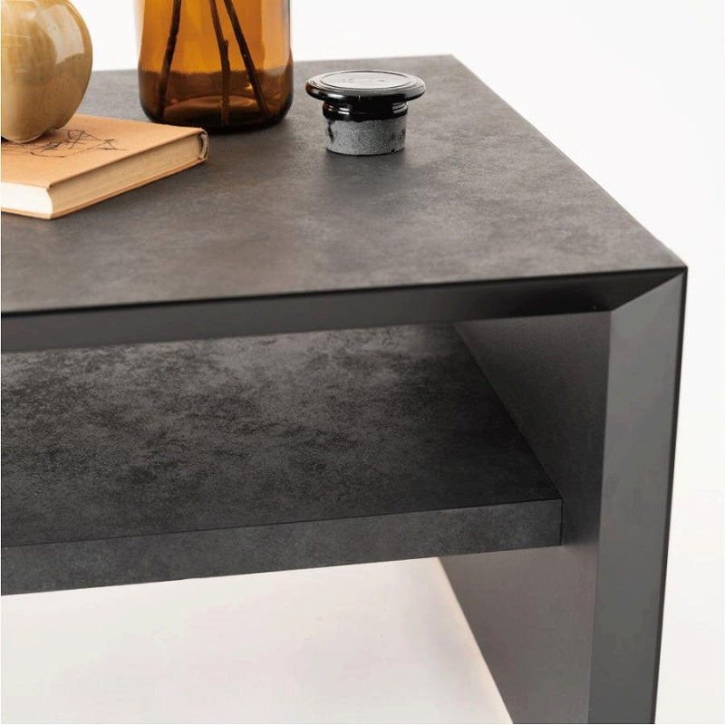 モルタル調の石目柄を施したリビングテーブル