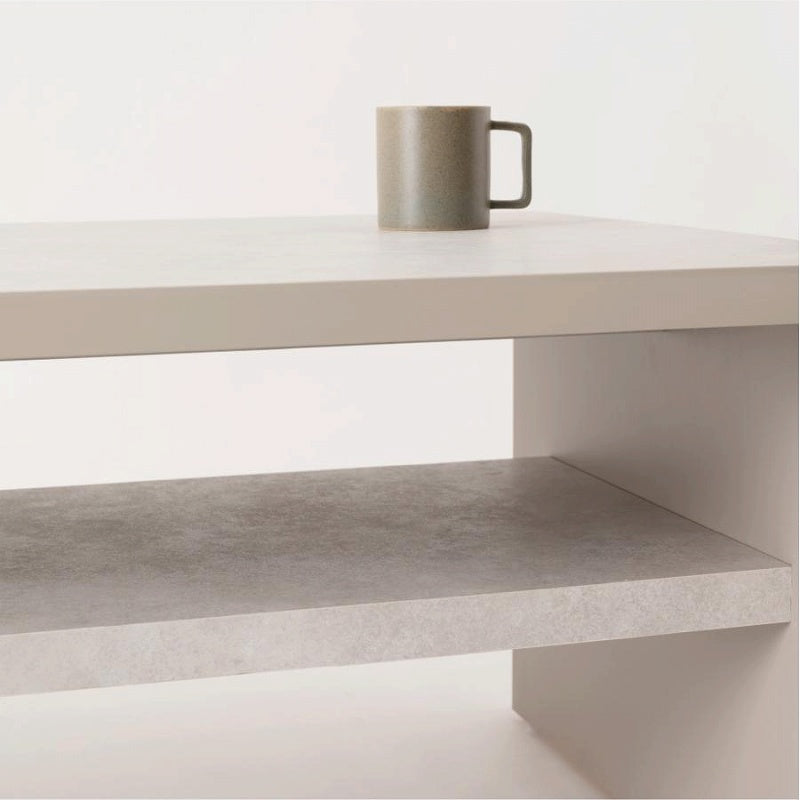 モルタル調の石目柄を施したリビングテーブル