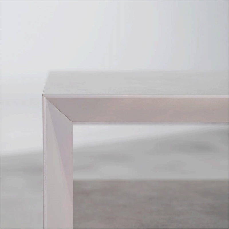 モルタル調の石目柄を施したリビングテーブル