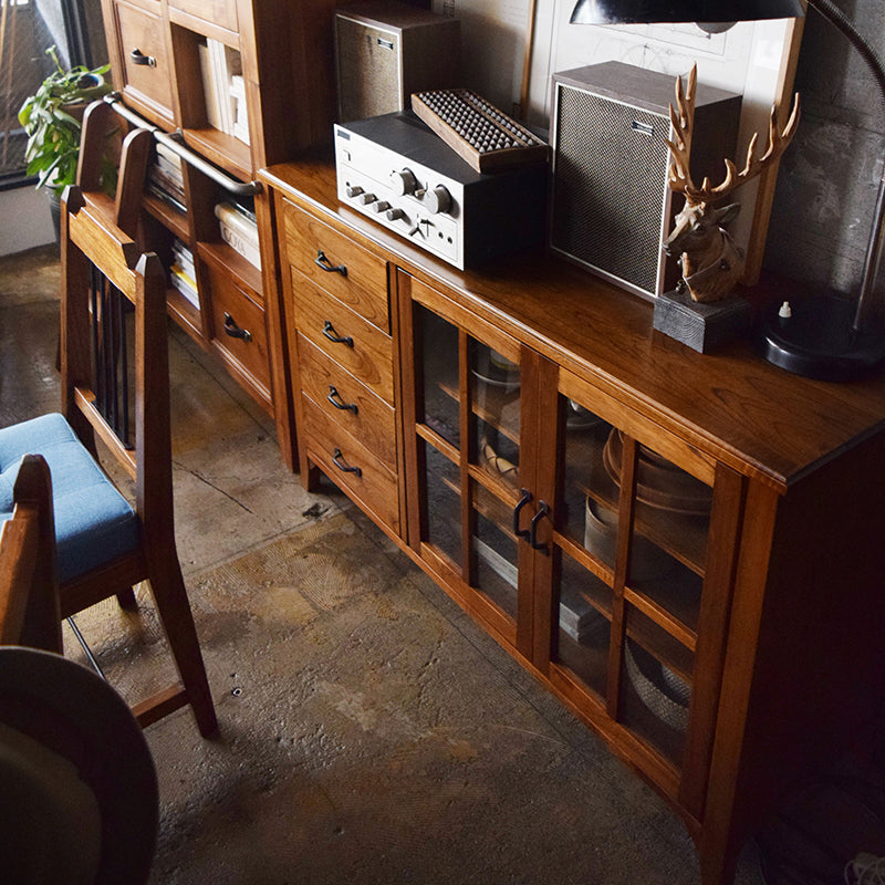 ミンディ材の風合いを楽しむ キャビネット