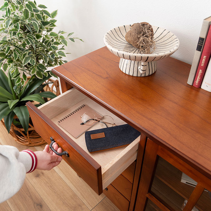 ミンディ材の風合いを楽しむ キャビネット