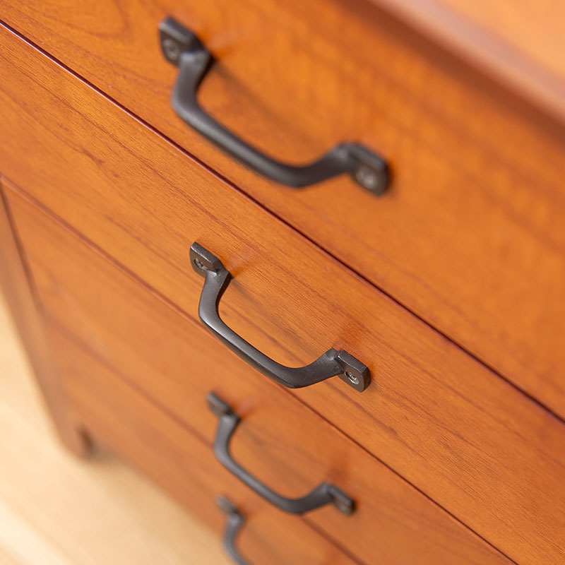 ミンディ材の風合いを楽しむ キャビネット