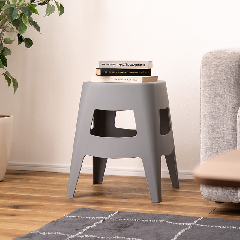 シンプルながら絶妙なカラーリングが目を引くスタッキングスツール