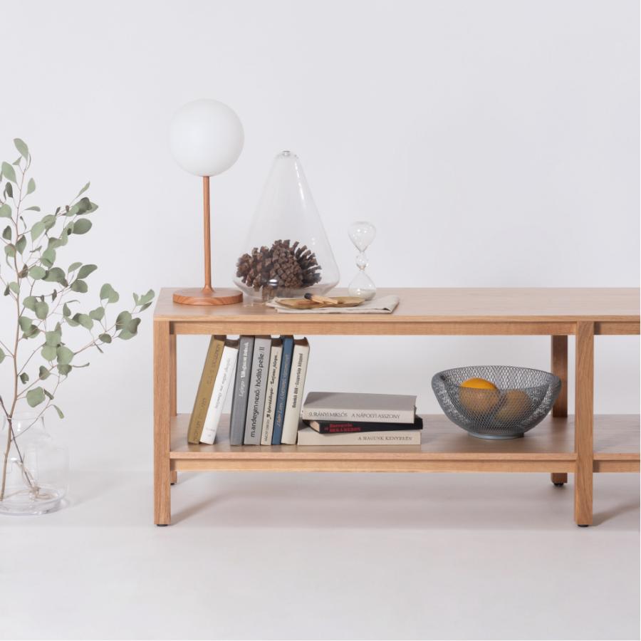 シンプルでスクエアなデザインのローボード