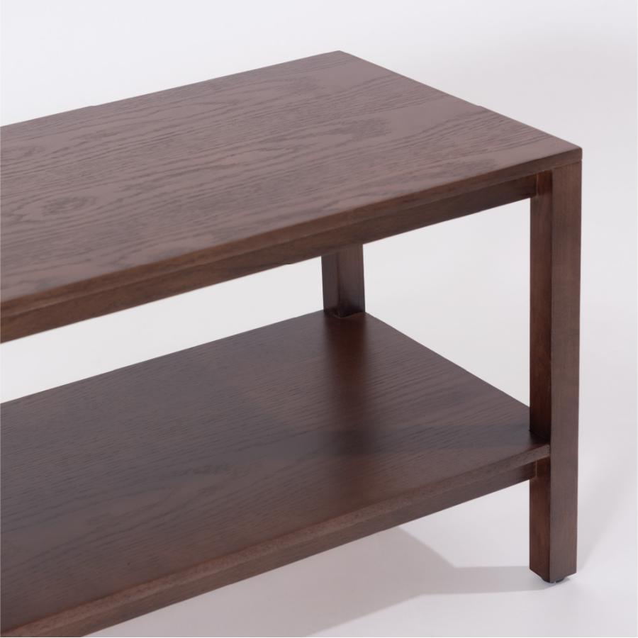 シンプルでスクエアなデザインのローボード