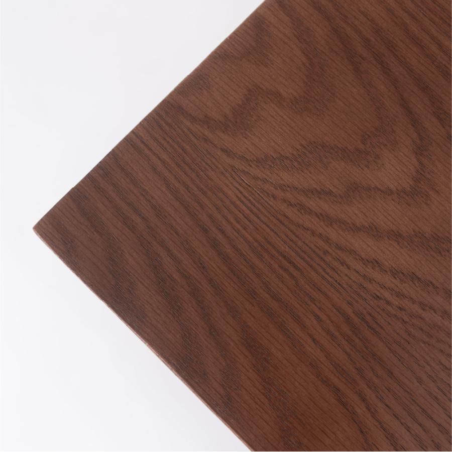 シンプルでスクエアなデザインのローボード