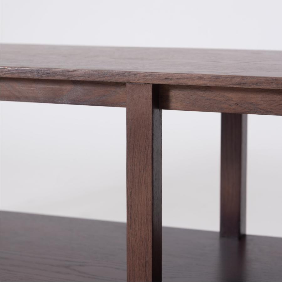 シンプルでスクエアなデザインのローボード