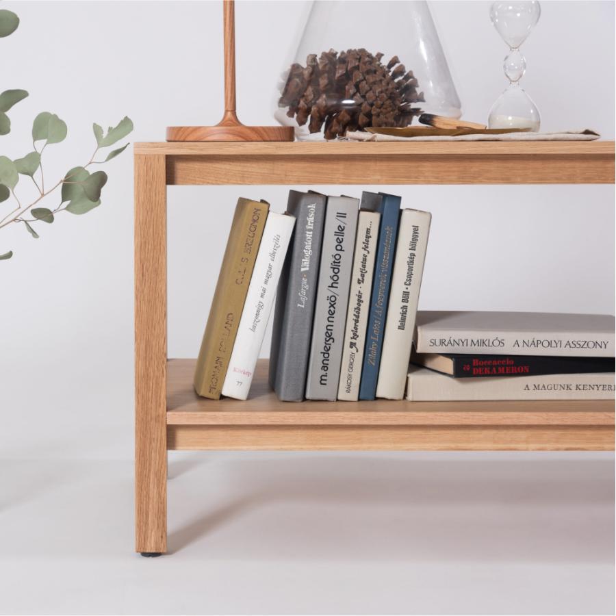 シンプルでスクエアなデザインのローボード