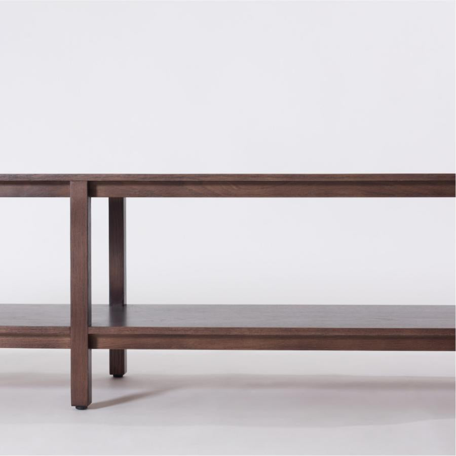 シンプルでスクエアなデザインのローボード