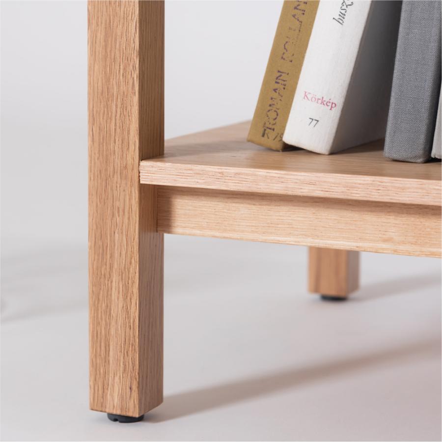 シンプルでスクエアなデザインのローボード