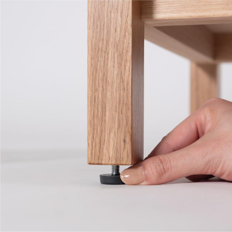 シンプルでスクエアなデザインのローボード