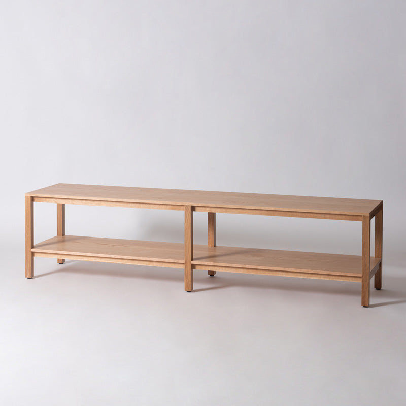 シンプルでスクエアなデザインのローボード