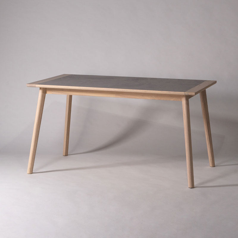 モルタル調の天板にきれいな木目が特徴のスンカイ材を組み合わせ ダイニングテーブル 幅136cm