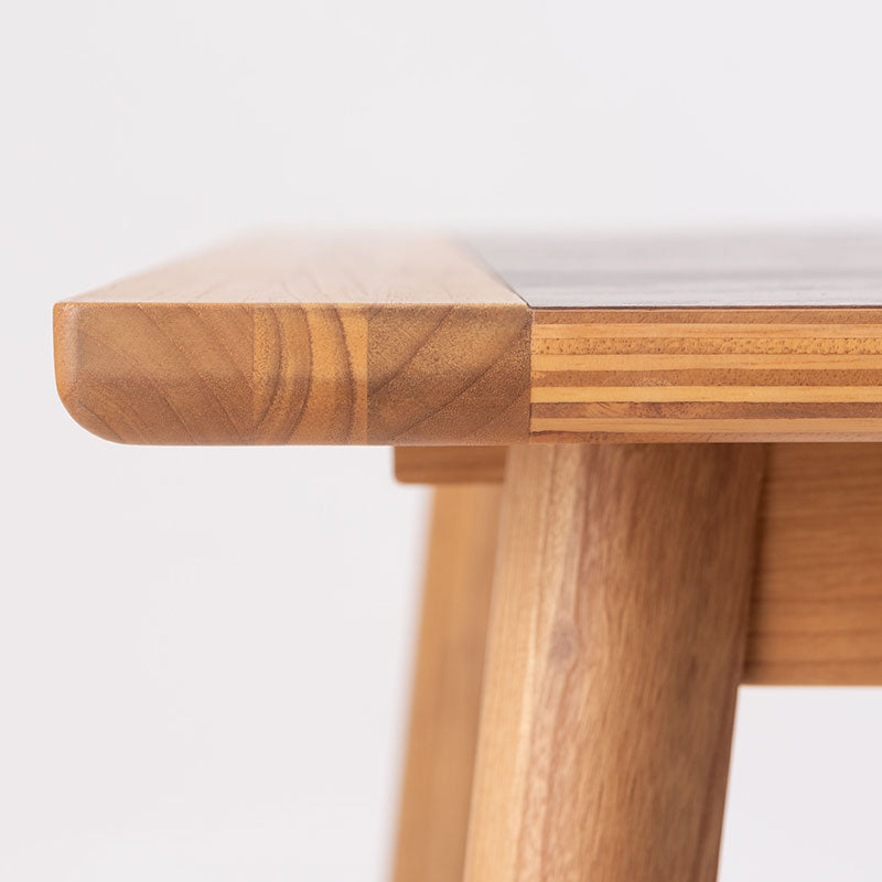 モルタル調の天板にきれいな木目が特徴のスンカイ材を組み合わせ ダイニングテーブル 幅136cm