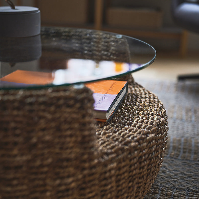 天然素材のアバカを使用したラウンドテーブル