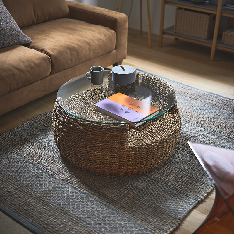 天然素材のアバカを使用したラウンドテーブル