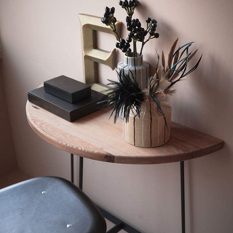 古材を使用した、天然素材の風合いを感じられるコンソール