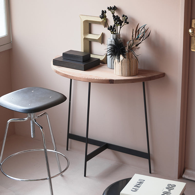 古材を使用した、天然素材の風合いを感じられるコンソール