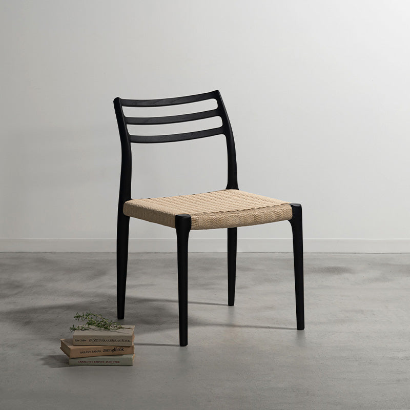 ペーパーコードを使用したダイニングチェア