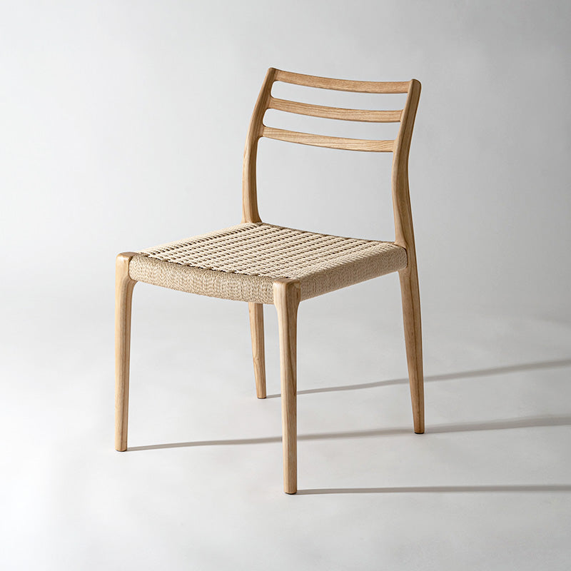 ペーパーコードを使用したダイニングチェア