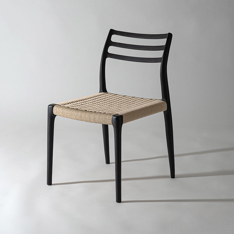 ペーパーコードを使用したダイニングチェア