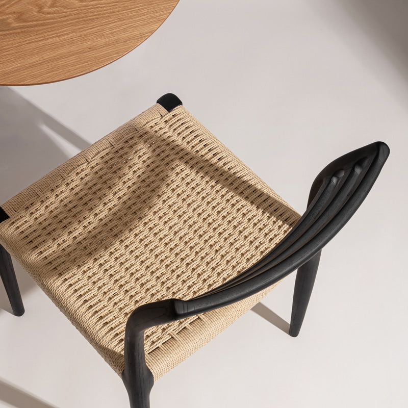 ペーパーコードを使用したダイニングチェア