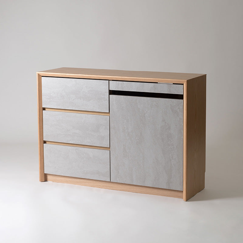 直線的なラインでシンプルなフォルムのサイドボード