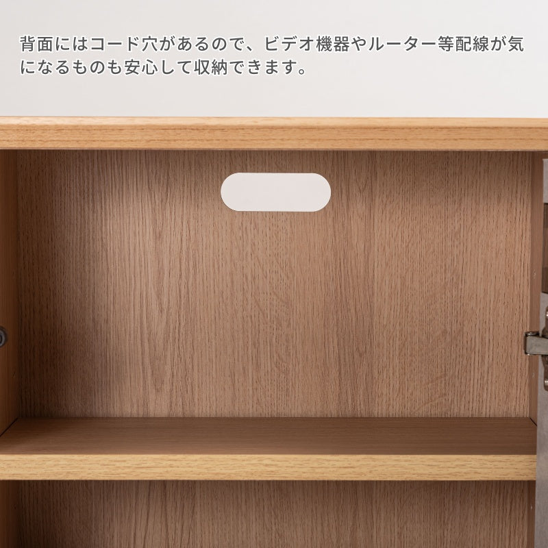 直線的なラインでシンプルなフォルムのサイドボード