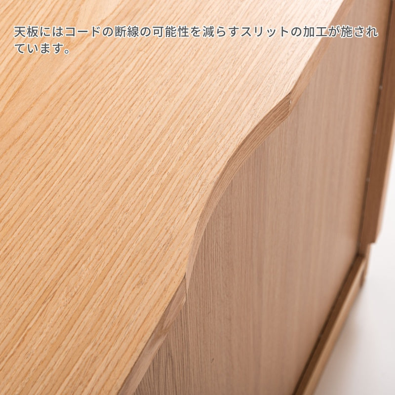 直線的なラインでシンプルなフォルムのサイドボード