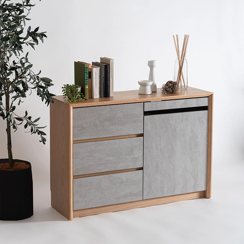 直線的なラインでシンプルなフォルムのサイドボード