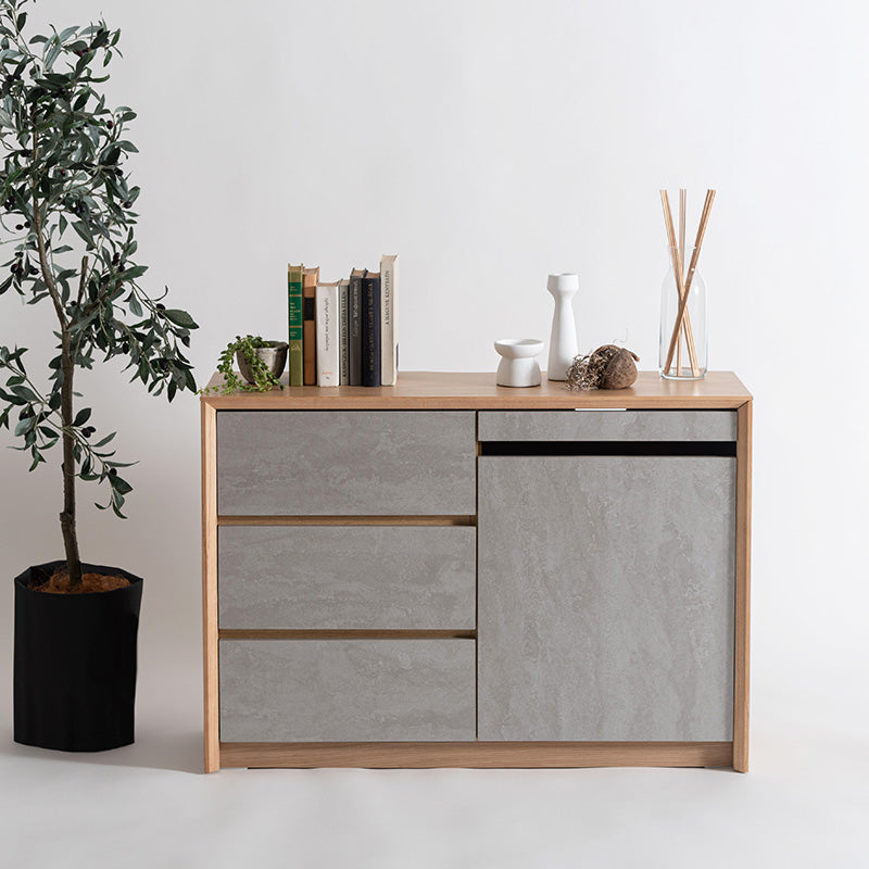 直線的なラインでシンプルなフォルムのサイドボード