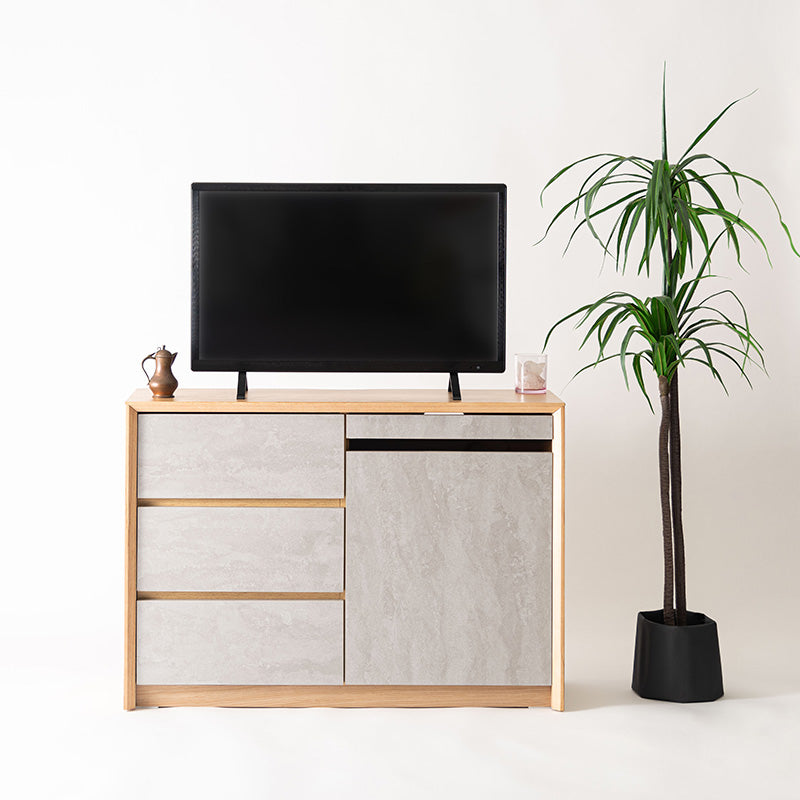 直線的なラインでシンプルなフォルムのサイドボード