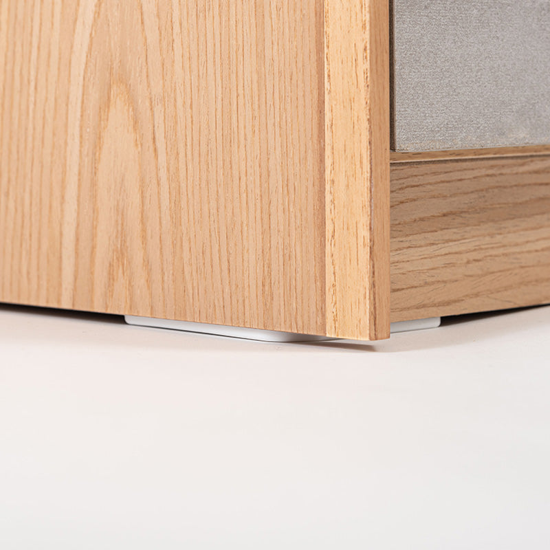 直線的なラインでシンプルなフォルムのサイドボード