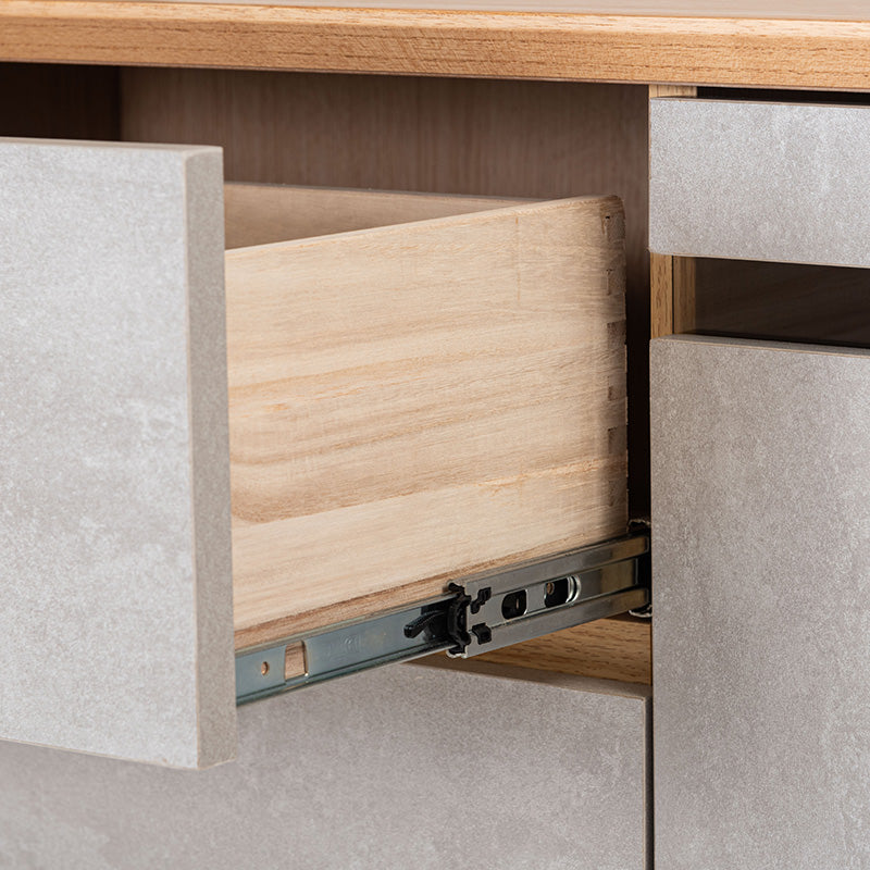 直線的なラインでシンプルなフォルムのサイドボード