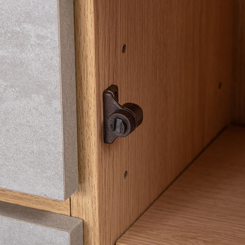 直線的なラインでシンプルなフォルムのサイドボード