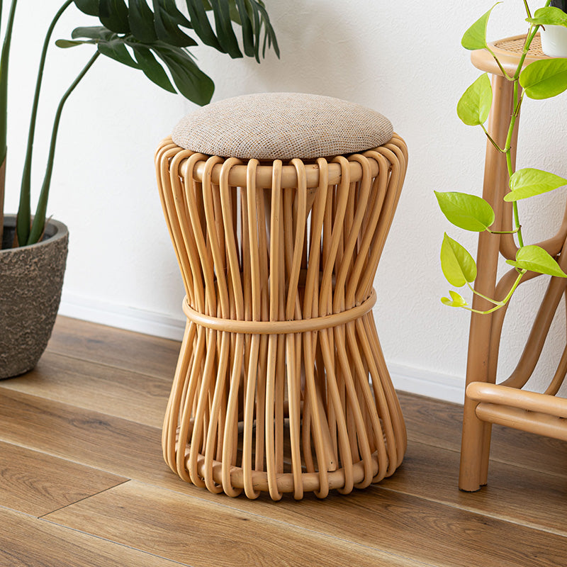 天然ラタンを使用した鼓(つづみ)のようなフォルムが可愛いラウンドスツール