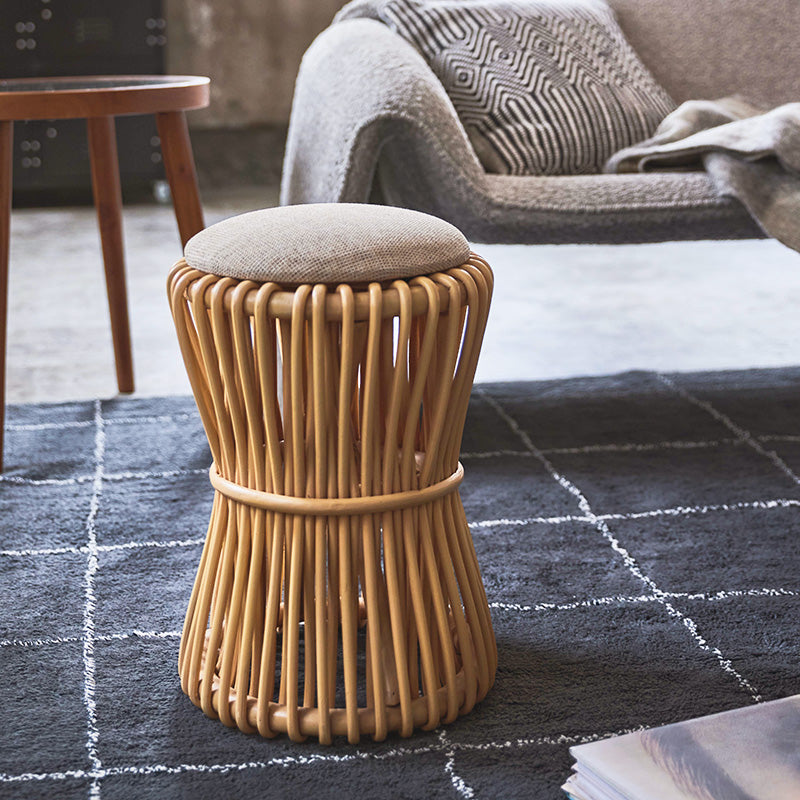 天然ラタンを使用した鼓(つづみ)のようなフォルムが可愛いラウンドスツール