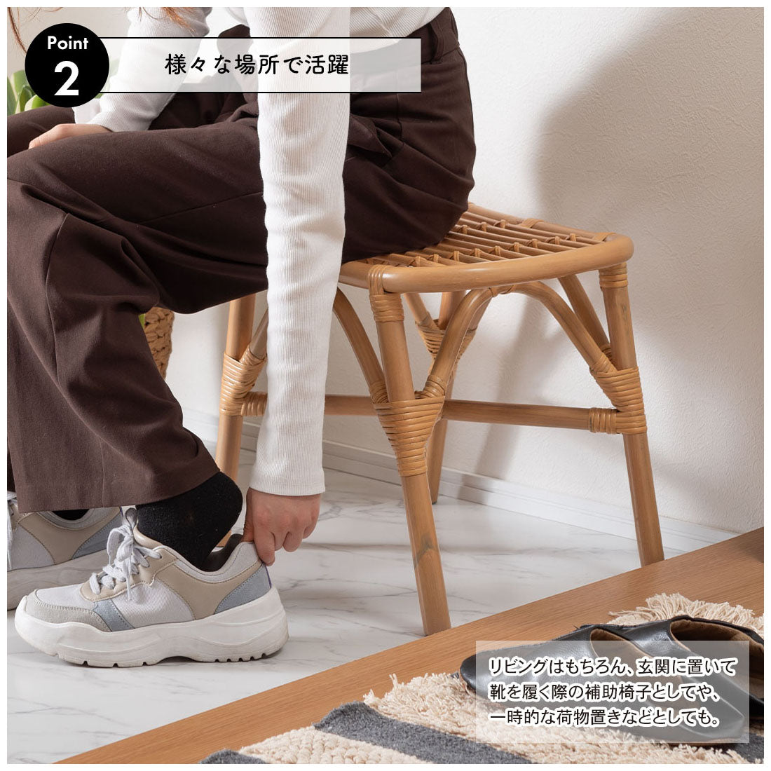 天然ラタンを使用した広めの座面でゆったり座れるラタンスツール