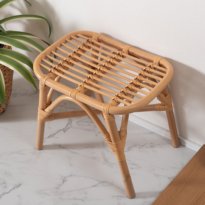 天然ラタンを使用した広めの座面でゆったり座れるラタンスツール