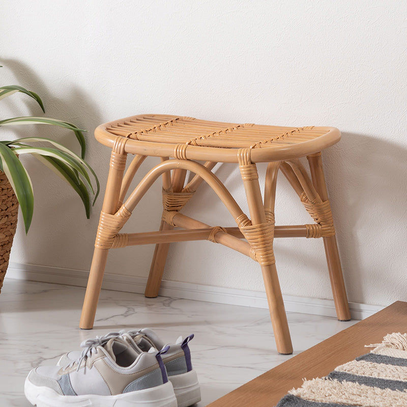 天然ラタンを使用した広めの座面でゆったり座れるラタンスツール
