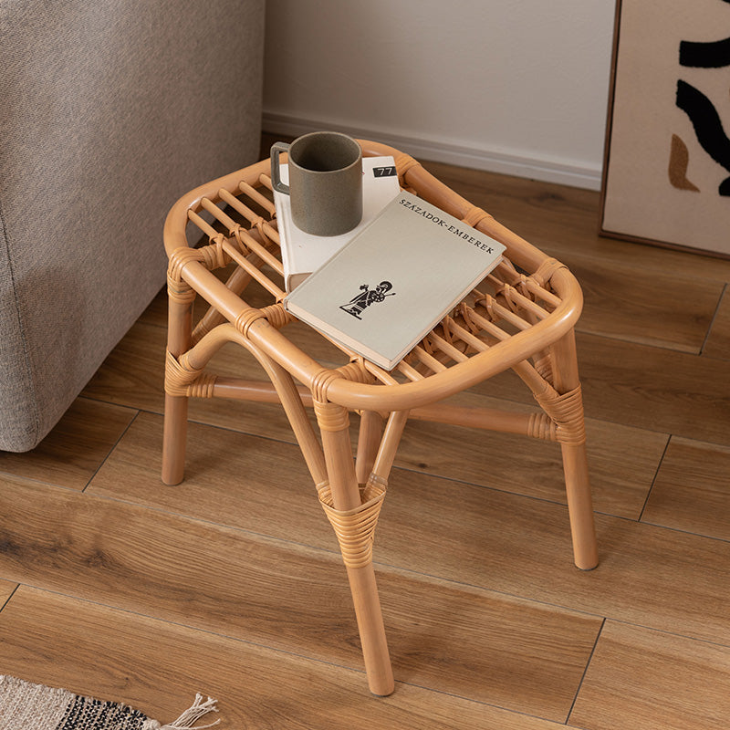 天然ラタンを使用した広めの座面でゆったり座れるラタンスツール