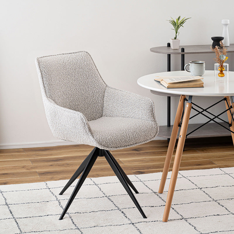 立体的で動きのあるファブリックを使用した回転アームチェア