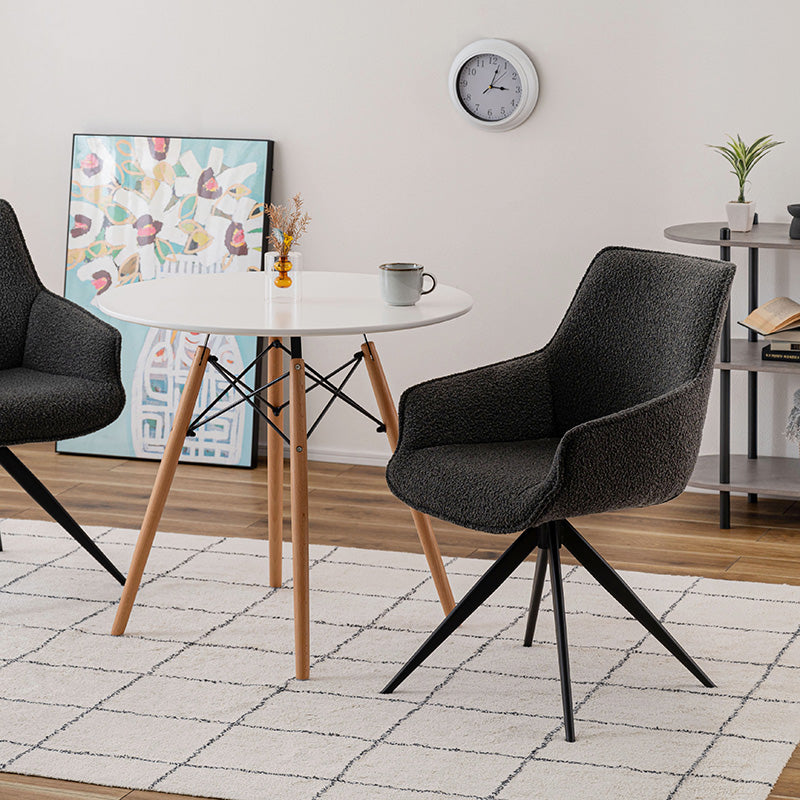 立体的で動きのあるファブリックを使用した回転アームチェア