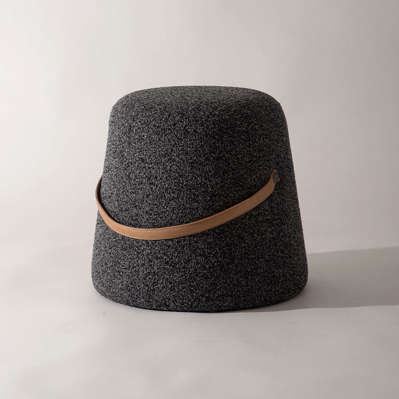 立体感のある混色生地を使用した丸みを帯びたフォルムが特徴的なスツール